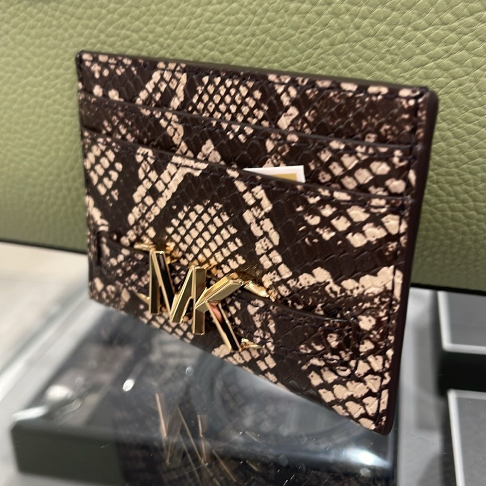MICHAEL KORS
Reed Large Snakeskin Python Pattern Card Holder Case
NWT - Picture 9 of 16